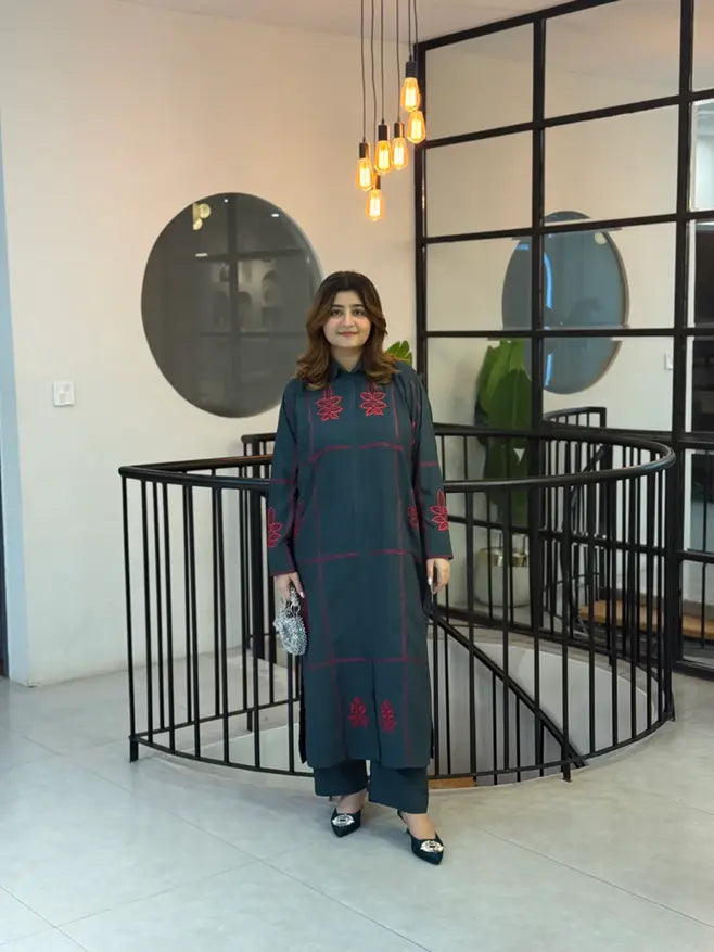 Traditional Pakistani Outfit – Stylish & Trendy Suit for Women kinzay
