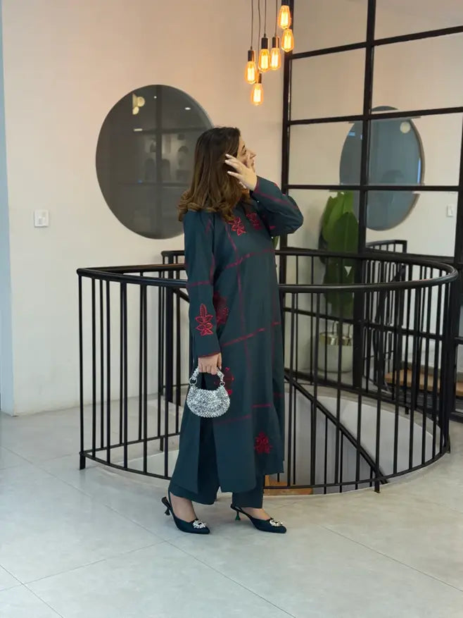 Traditional Pakistani Outfit – Stylish & Trendy Suit for Women kinzay